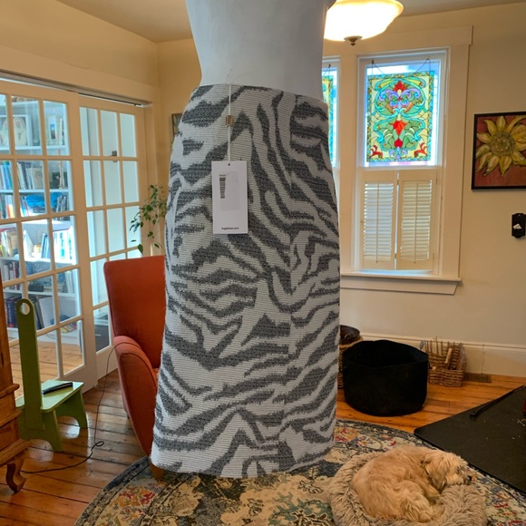 HUGO BOSS Stunning. Size 4. Never worn. NWT skirt. Four season. $125 - Picture 10 of 11